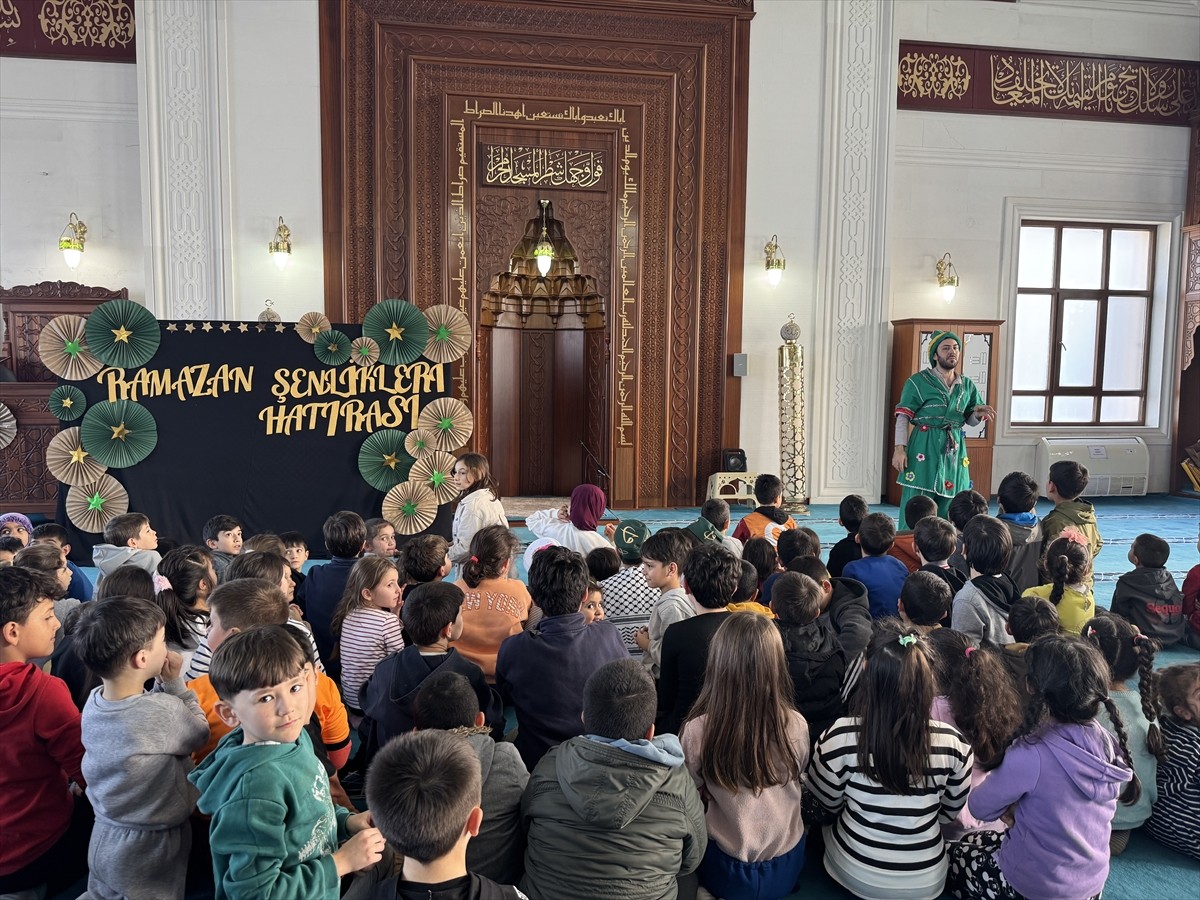 Üsküdar'daki Yavuztürk Fatih Camisi'nde çocuklar için "ramazan şenliği" düzenlendi. Camideki...