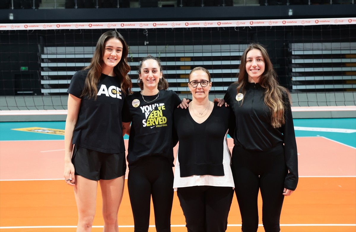 VakıfBank Spor Kulübü, kulübün altyapısında yetişen oyunculardan takım kaptanı Zehra Güneş...