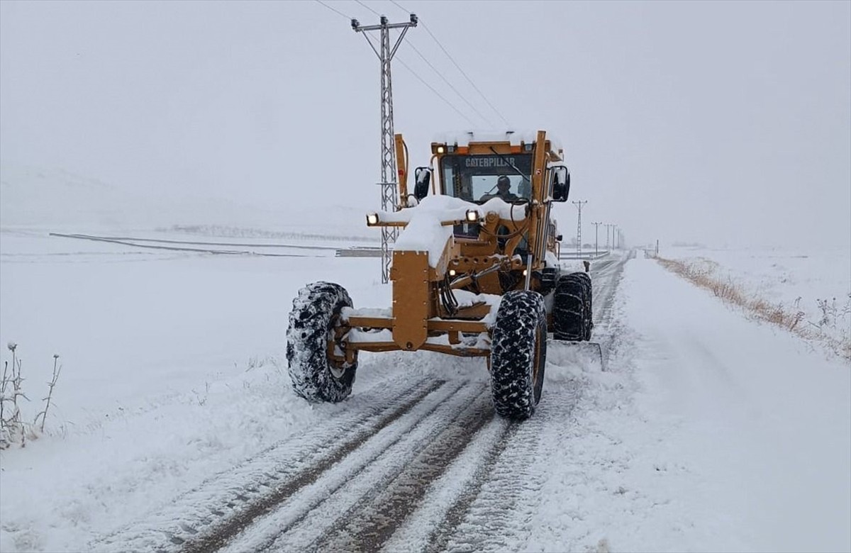 Van'da kar ve tipi nedeniyle kent genelinde 263 mahalle ile 297 mezraya ulaşım sağlanamıyor....