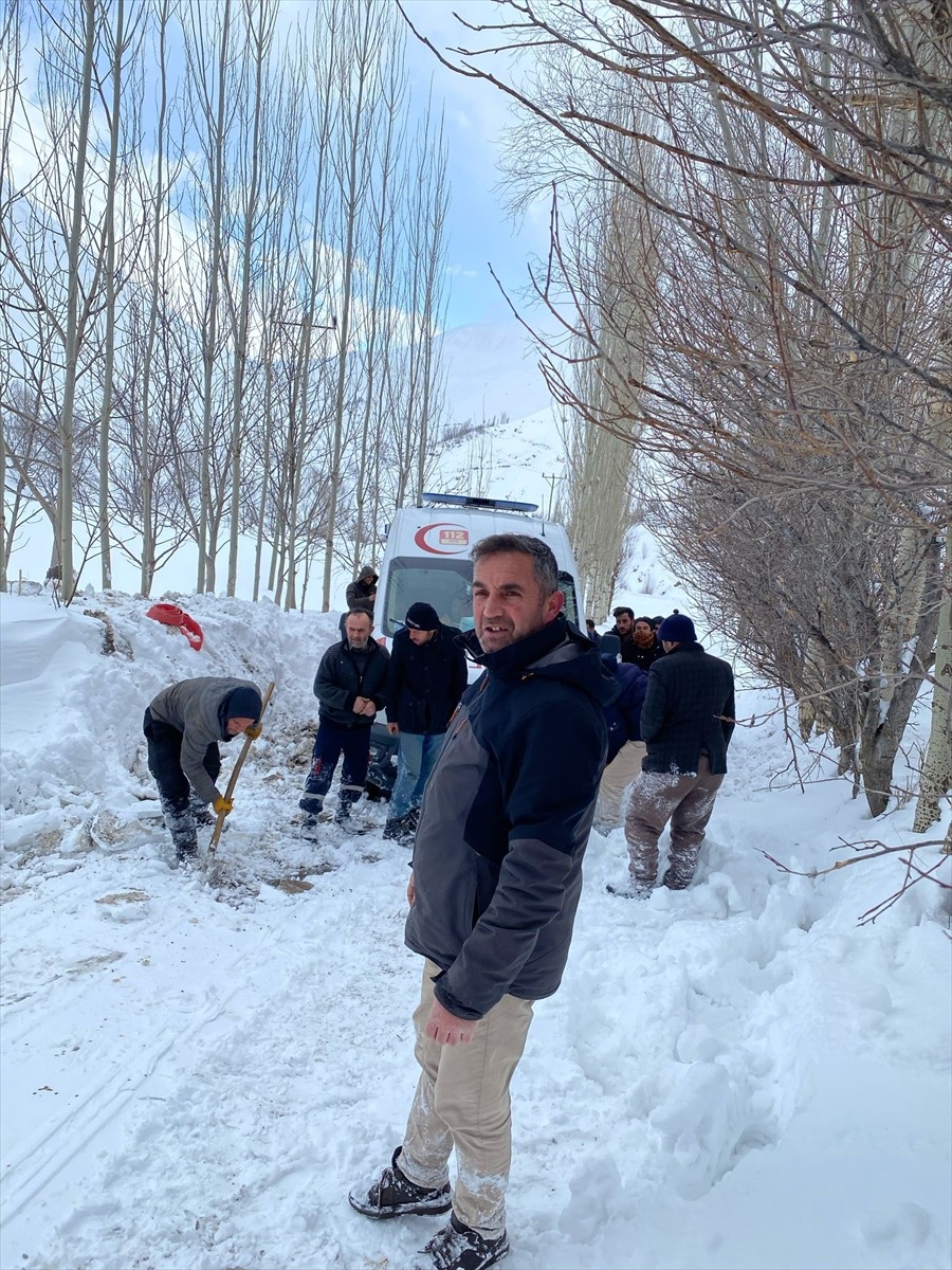 Van'ın Bahçesaray ilçesinde yolu kar nedeniyle kapanan mahallede rahatsızlanan kişi, ekiplerin...