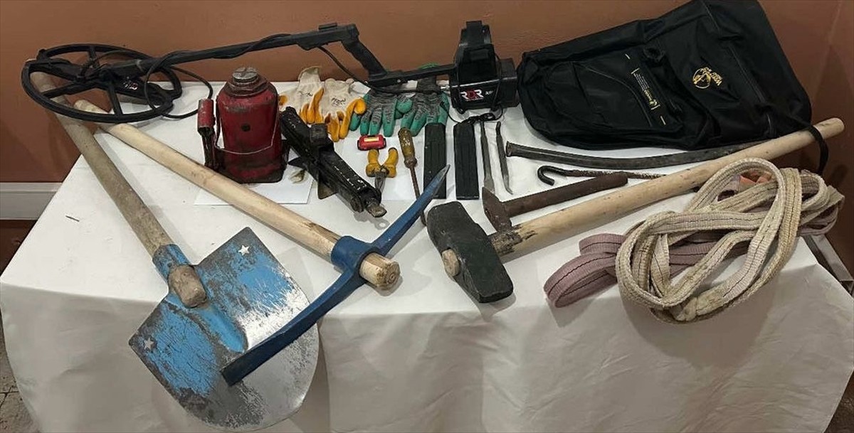 Van'ın Erciş ilçesinde kaçak kazı yapan 4 kişi jandarma ekiplerince suçüstü yakalandı. Olay...