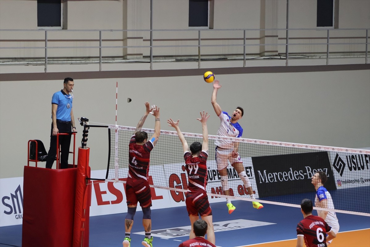 Voleybolda SMS Grup Efeler Ligi 21. hafta mücadelesinde Kuşgöz İzmir Vinç Akkuş Belediyespor ile...
