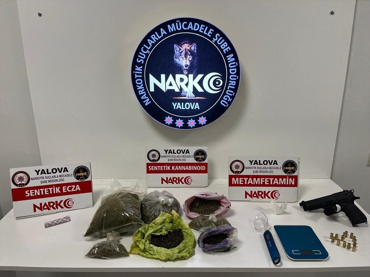 Yalova'da düzenlenen operasyonlarda uyuşturucuyla yakalanan 5 zanlı tutuklandı. Aramalarda, 1 kilo...