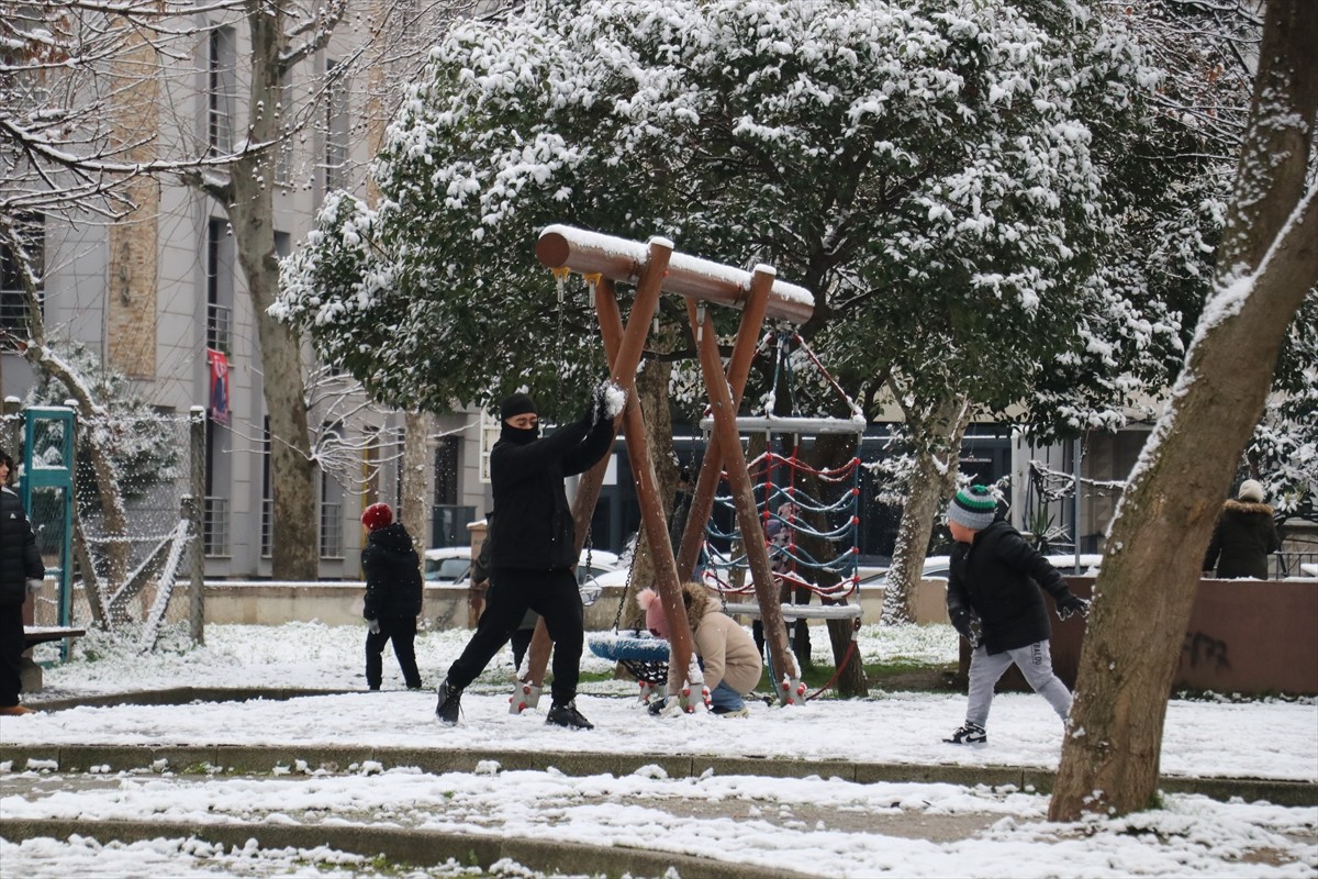 Yalova, yüksek kesimlerde başlayıp etkisini artıran kar yağışı sebebiyle beyaza büründü. Eğitime...