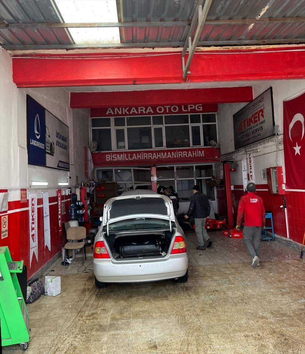 Yozgat'ta bir oto tamirhanesinde otomobilin LPG tankının alev alması sonucu 3 kişi yaralandı.