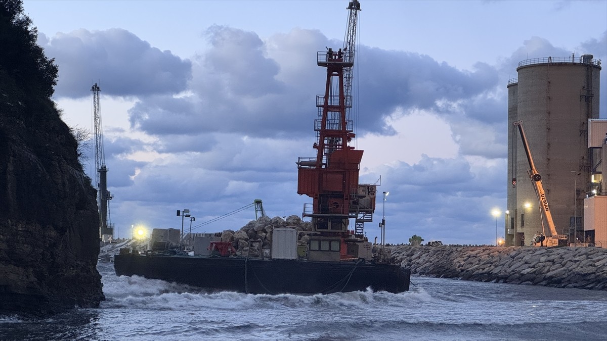 Zonguldak'ın Kilimli ilçesinde halatları kopan yüzer vinçte mahsur kalan 5 kişi kurtarıldı.