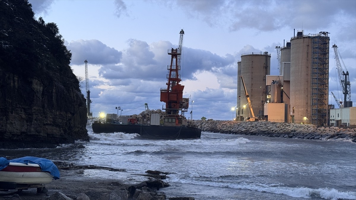 Zonguldak'ın Kilimli ilçesinde halatları kopan yüzer vinçte mahsur kalan 5 kişi kurtarıldı.