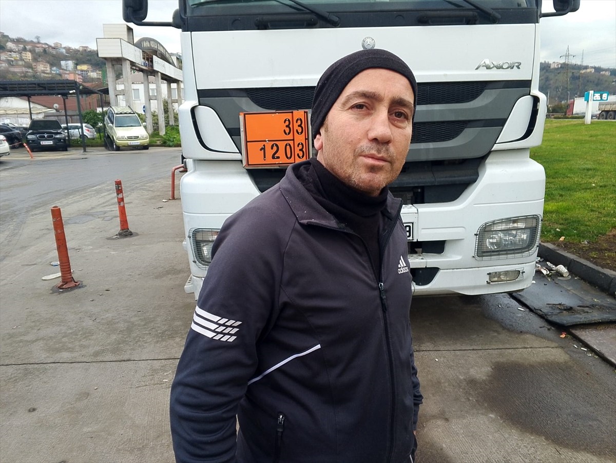 Zonguldak'ta halk otobüsünde baygınlık geçiren çocuğun, sürücünün kapıyı açması sonucu yola...