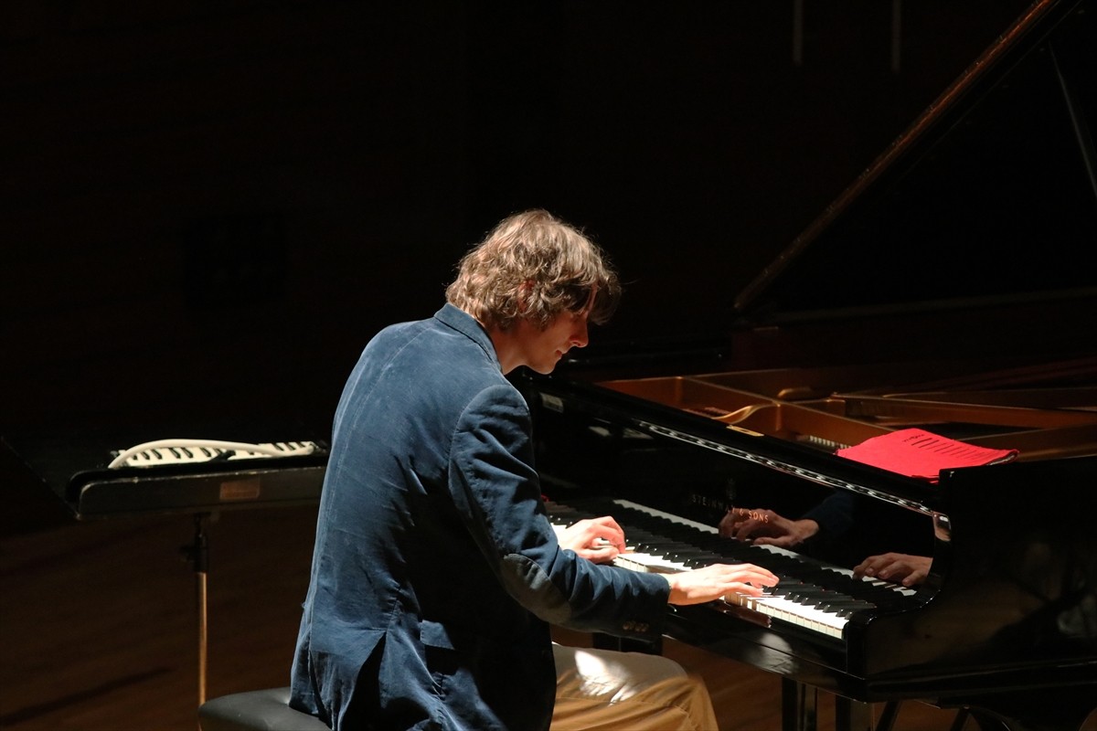 32. İzmir Avrupa Caz Festivali Mother "Tzivaeri" konseriyle devam etti. Alman-Yunan basçı Athina...