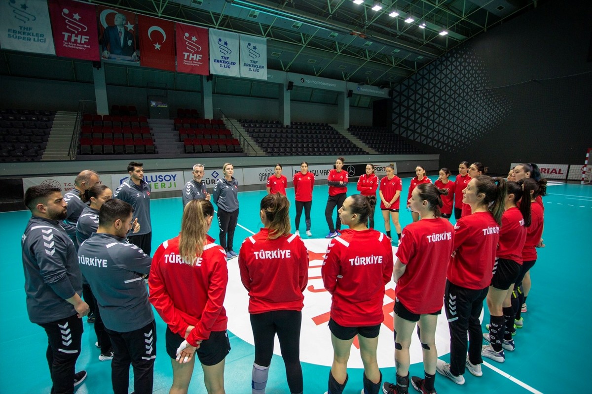 A Milli Kadın Hentbol Takımı, İspanyol başantrenör David Ginesta Montes yönetiminde ilk...