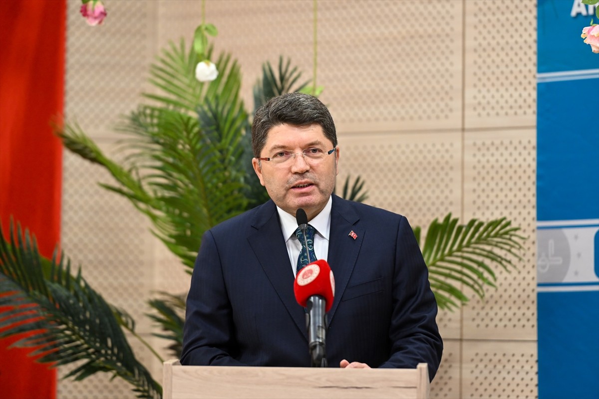 Adalet Bakanı Yılmaz Tunç, Mevlana Diyanet Gençlik Merkezi'nde, hukuk fakültesi öğrencileriyle...