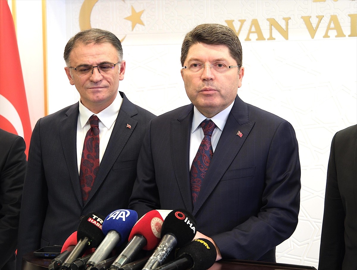 Adalet Bakanı Yılmaz Tunç Van'da Valiliği ziyaret ederek Vali ve Büyükşehir Belediye Başkan Vekili...