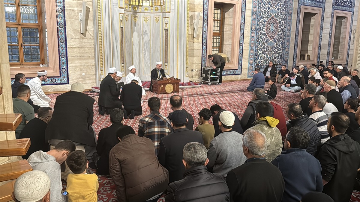 Adana'da Kadir Gecesi dolayısıyla camilerde program düzenlendi. Adana Müftülüğü tarafından Hacı...