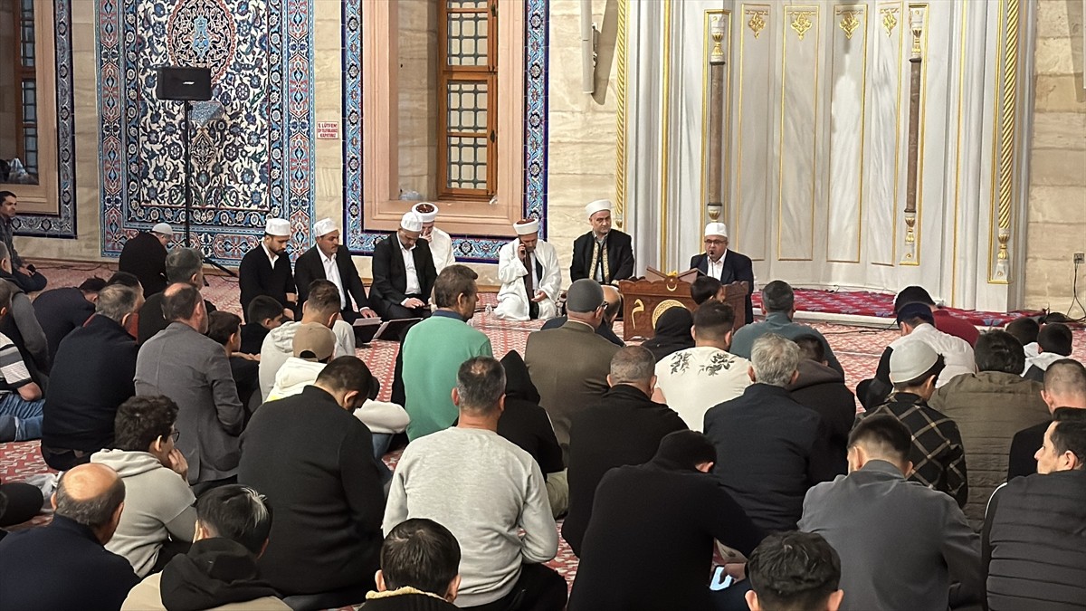 Adana'da Kadir Gecesi dolayısıyla camilerde program düzenlendi. Adana Müftülüğü tarafından Hacı...