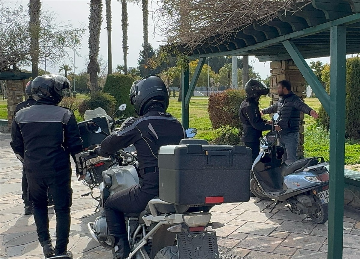 Adana'da uyuşturucu satıcılarına yönelik operasyonlarda 76 şüpheli gözaltına alındı. İl Emniyet...