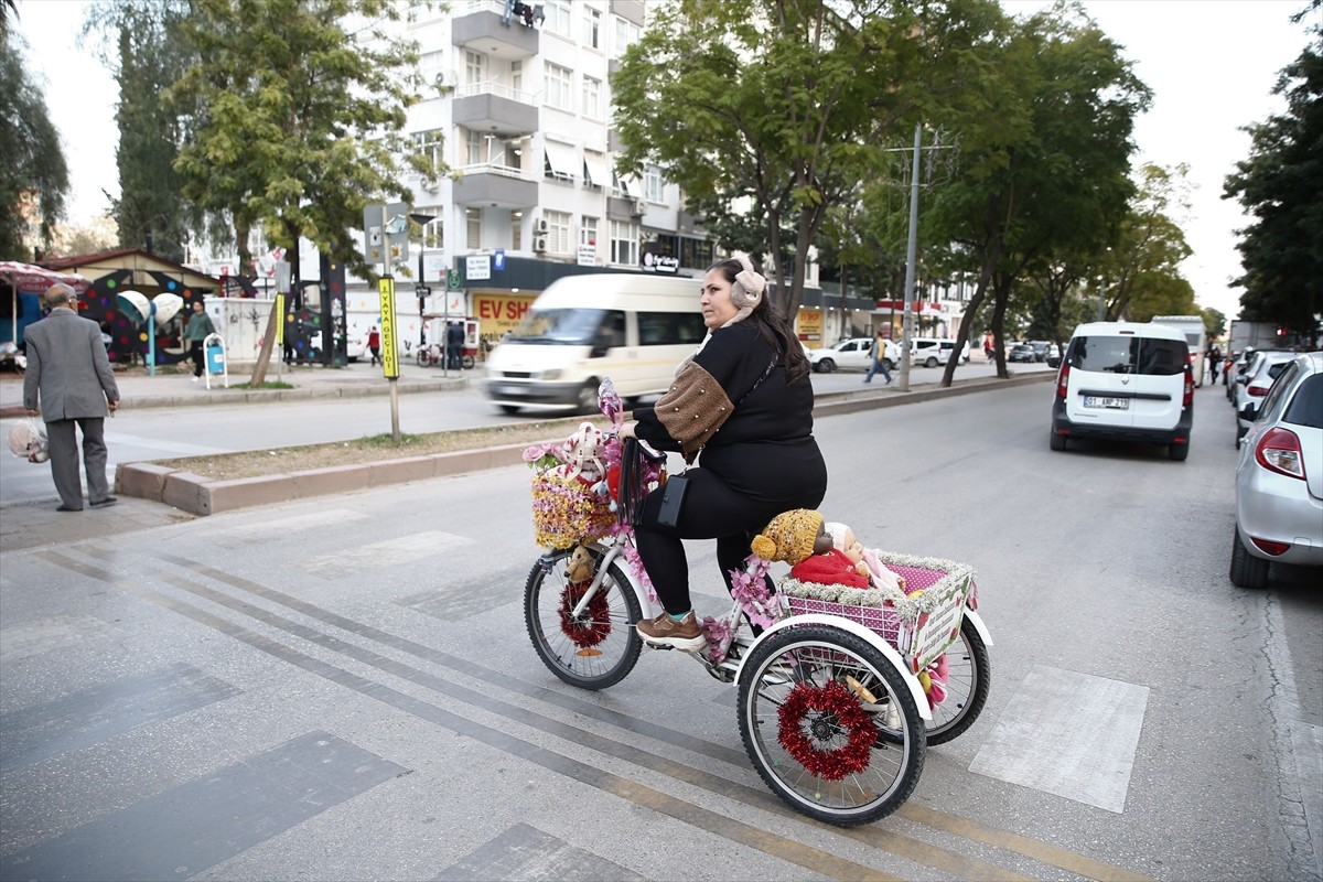 Adana'da yaşayan 38 yaşındaki Hatice Kahya, işine çiçekler ve oyuncaklarla donattığı ve müzik...