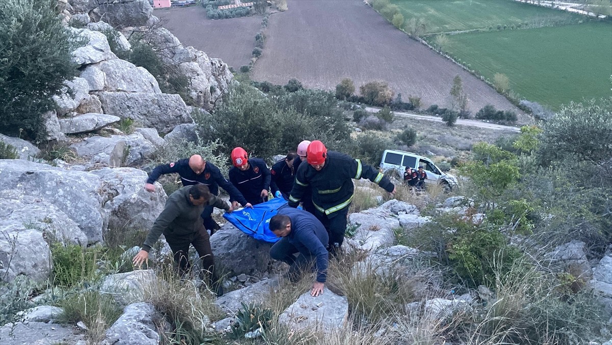 Adana'nın Ceyhan ilçesinde uçuruma devrilen hafif ticari aracın sürücüsü hayatını...