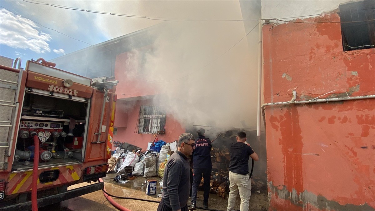 Adana'nın Kozan ilçesinde çıkan yangında 2 ev kullanılamaz hale geldi.