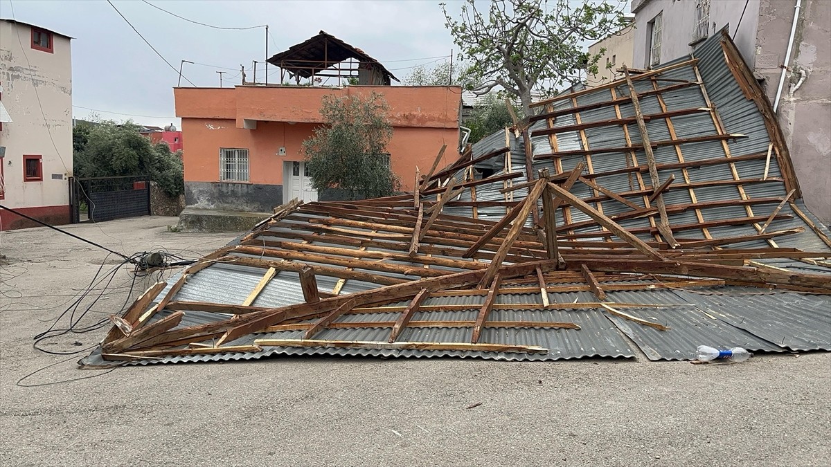 Adana'nın Kozan ilçesinde şiddetli rüzgar nedeniyle müstakil evin çatısı uçtu.