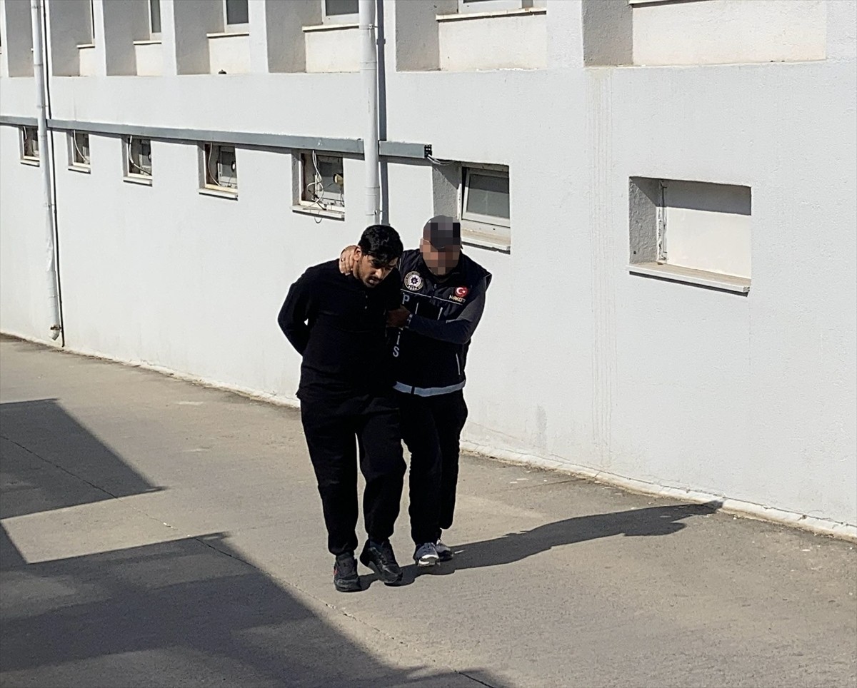 Adana'nın merkez Seyhan ilçesinde uyuşturucu ve pompalı tüfek ele geçirilen ofisteki 1 kişi...