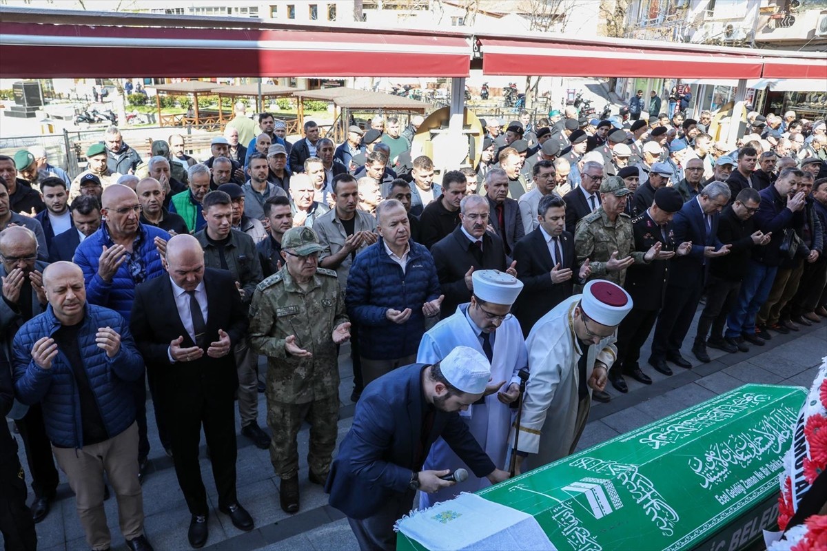 Adana 6'ncı Kolordu Komutanı Tümgeneral Mehmet Özeren'in vefat eden babası Orhan Özeren'in...
