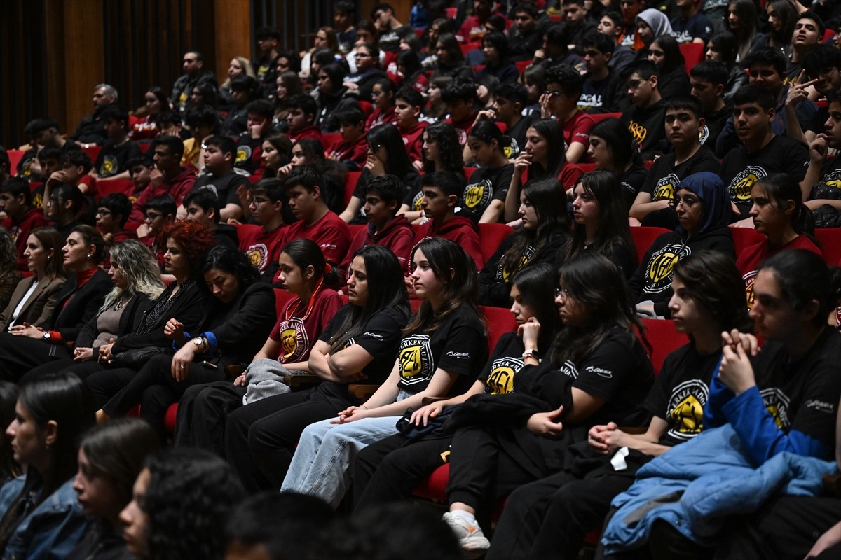 Adana Valisi Yavuz Selim Köşger (sağ7), 1-7 Mart Yeşilay Haftası kapsamında düzenlenen "Yeşil...