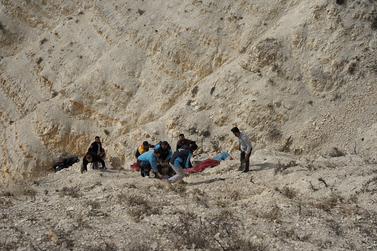 Adıyaman'da yamaç paraşütü pilotu Mahir Kartalmış, Ali Dağı'nda paraşütle kalkış yaparken...