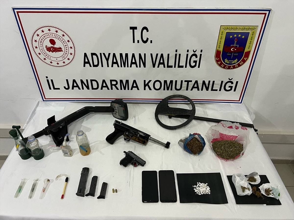 Adıyaman'ın Gölbaşı ilçesinde düzenlenen uyuşturucu operasyonunda 14 şüpheli gözaltına alındı....