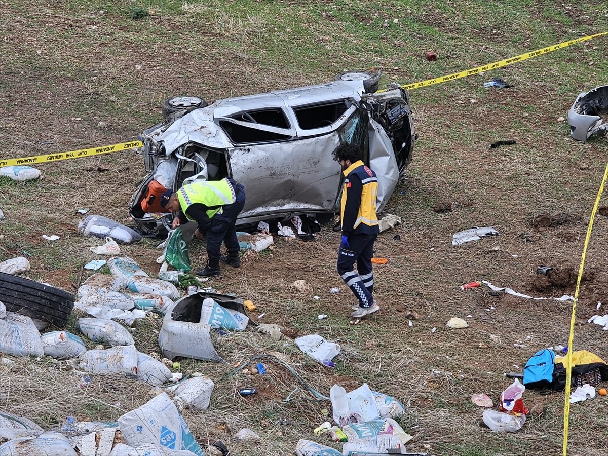 Adıyaman'ın Gölbaşı ilçesinde şarampole devrilen otomobildeki 5 kişi yaralandı. Bölgeye kurtarma...