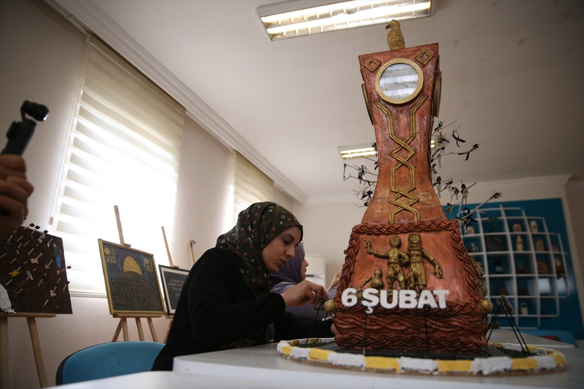 Adıyaman Halk Eğitimi Merkezi'nde kadın kursiyerler şehrin simge yapılarından biri olan ve...