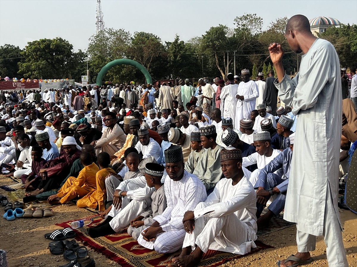 Afrika'nın en fazla Müslüman nüfusa sahip ülkesi Nijerya'da Müslümanlar, Ramazan Bayramı'nı eda...