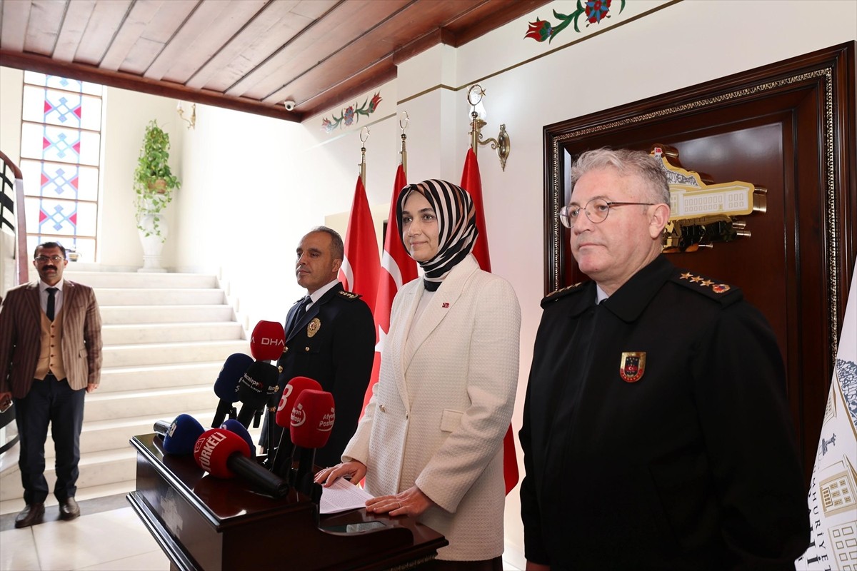 Afyonkarahisar'da düzenlenen tefecilik operasyonunda gözaltına alınan 9 şüpheliden 4'ü tutuklandı....