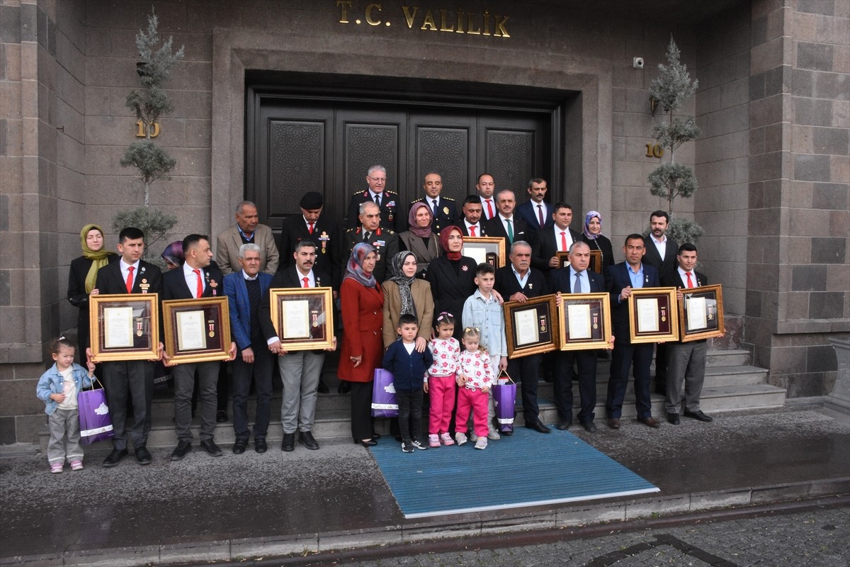 Afyonkarahisar'da Valilik Toplantı Salonu'ndaki törende, 2 şehit ailesi ile 7 gaziye Devlet Övünç...
