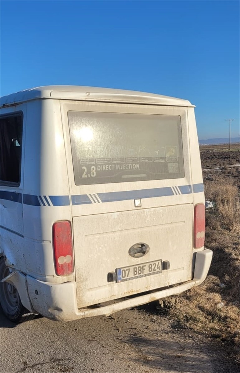 Afyonkarahisar'da yüksek hızlı tren şantiyesinde çalışan işçileri taşıyan servis minibüsü ile...