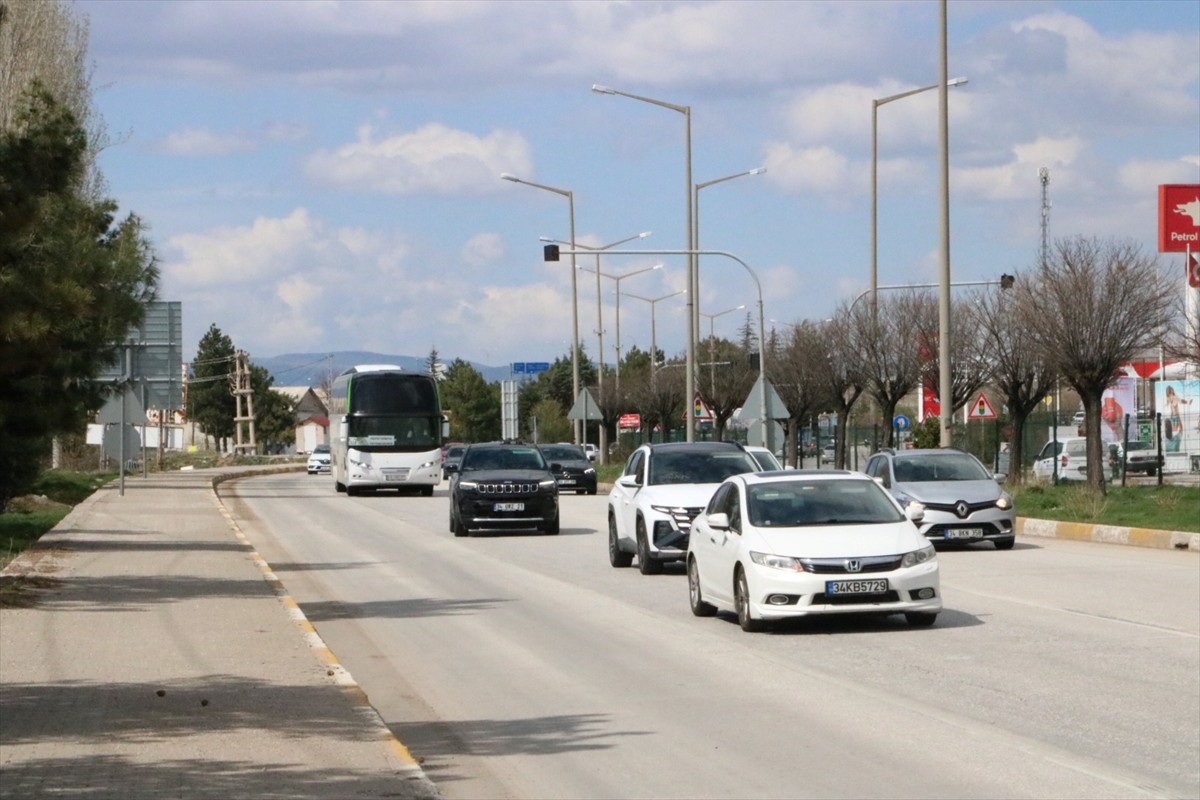 Afyonkarahisar'ın Sandıklı ilçesi Antalya kara yolunda 9 günlük Ramazan Bayramı tatilinin...