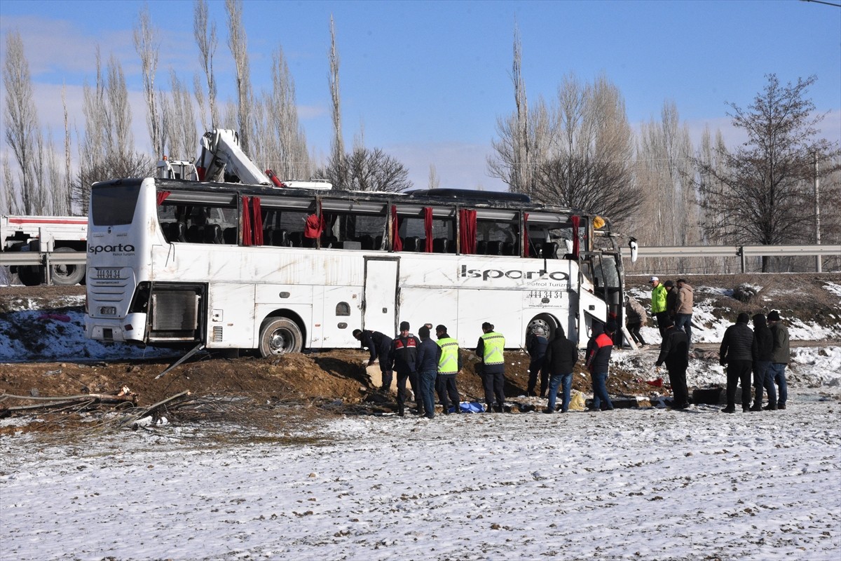 Afyonkarahisar'ın Sinanpaşa ilçesinde yolcu otobüsünün şarampole devrilmesi sonucu ilk...