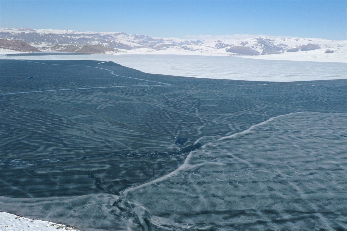 Ağrı'da kış aylarında soğuk hava nedeniyle buzla kaplanan Yazıcı Barajı'nın yüzeyi çözülmeye...