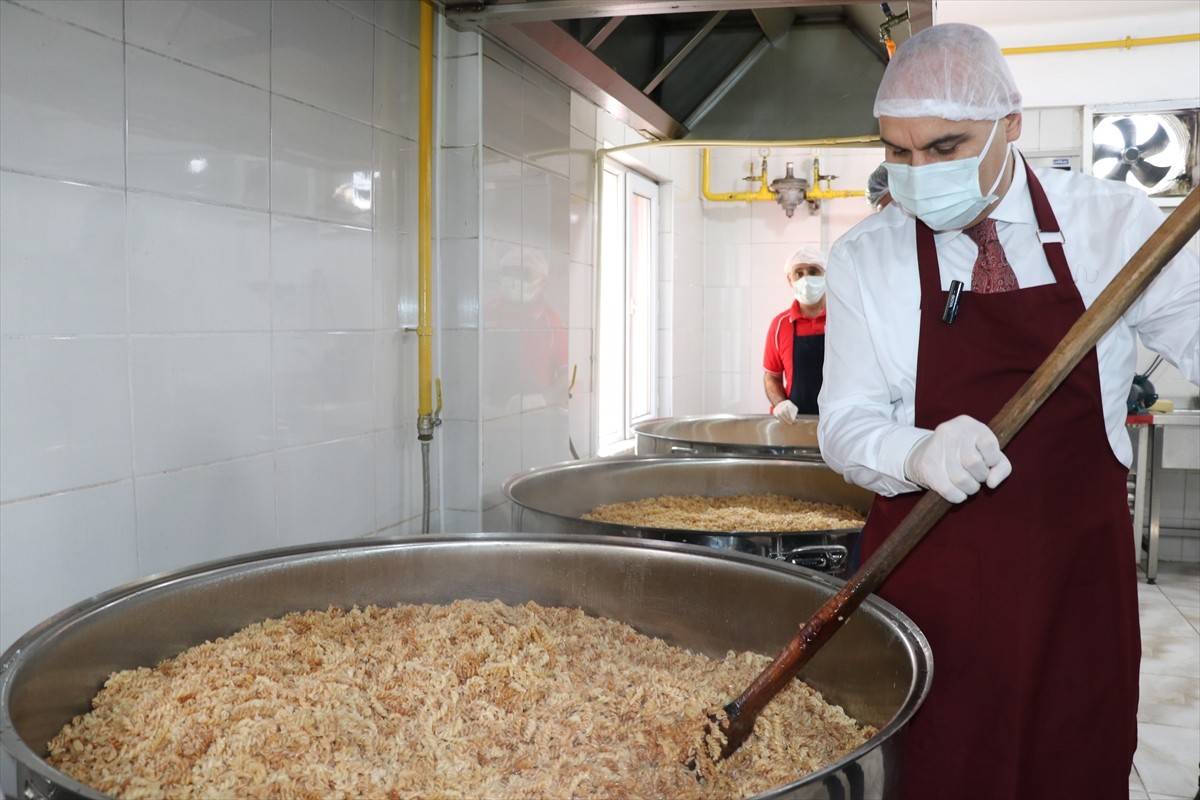 Ağrı'da Valilik ile Türk Kızılay işbirliğinde hayırseverlerin desteğiyle ihtiyaç sahibi ailelere...