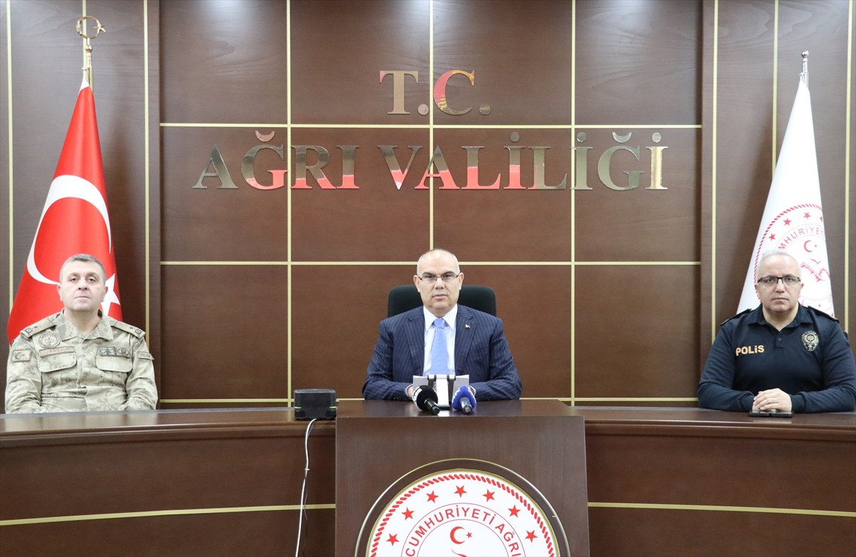 Ağrı'da, Valilik Toplantı Salonu'nda Vali Mustafa Koç (ortada) başkanlığında İl Emniyet Müdürü...