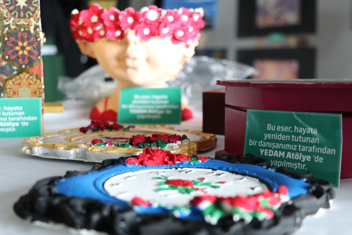 Ağrı'da Yeşilay Danışmanlık Merkezi'nde (YEDAM) tedavi gören bağımlı bireylerin çizdiği resimler...