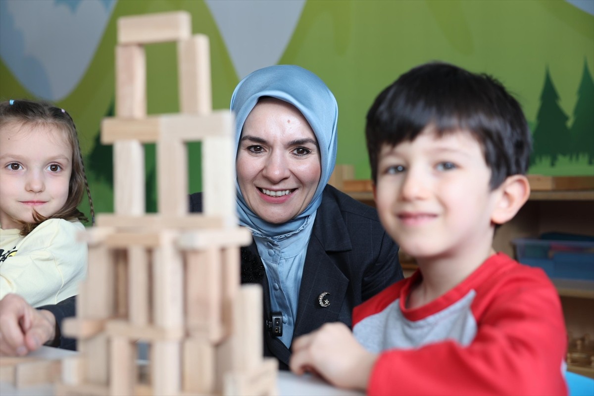 Aile ve Sosyal Hizmetler Bakanı Mahinur Özdemir Göktaş, Ankara'da özel eğitim veren bir okulu...