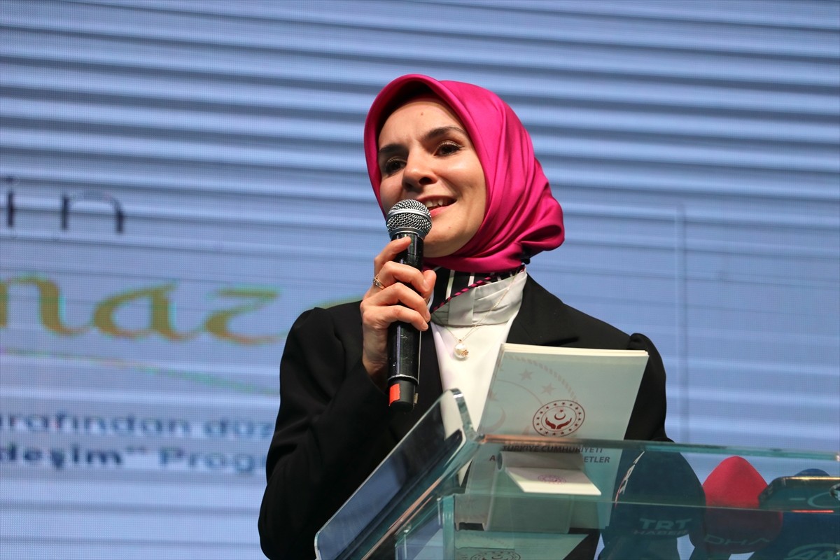  Aile ve Sosyal Hizmetler Bakanı Mahinur Özdemir Göktaş, Antakya Merkez Kapalı Spor Salonu'nda...