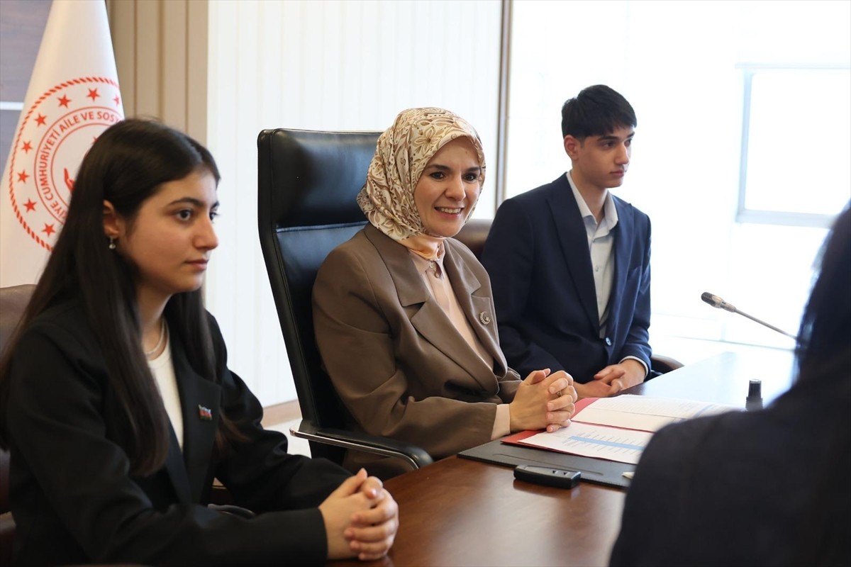 Aile ve Sosyal Hizmetler Bakanı Mahinur Özdemir Göktaş, Azerbaycan'dan Türkiye'ye gelen Karabağ...