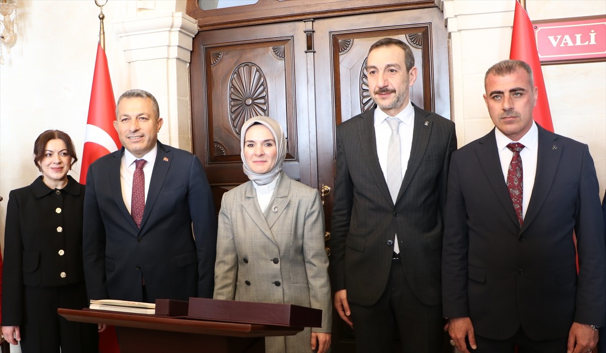 Aile ve Sosyal Hizmetler Bakanı Mahinur Özdemir Göktaş (ortada), programları kapsamında Kilis'te...