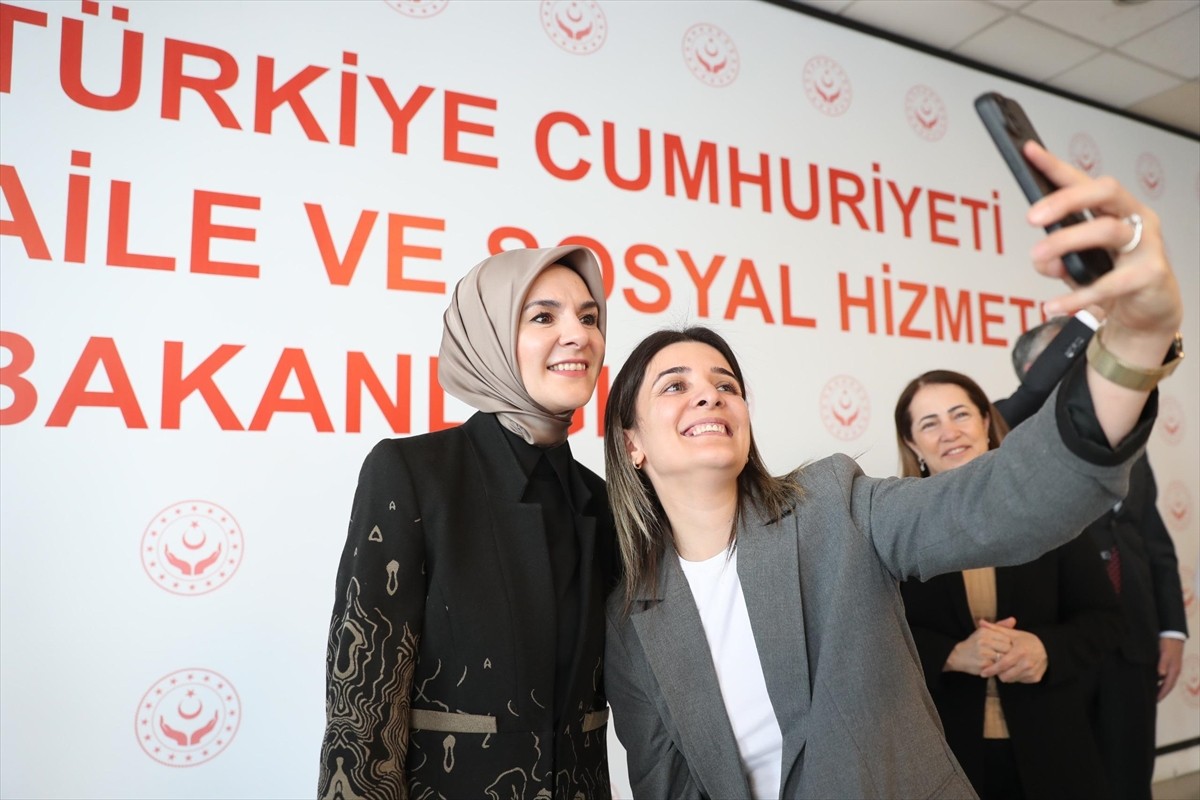 Aile ve Sosyal Hizmetler Bakanı Mahinur Özdemir Göktaş, Ramazan Bayramı vesilesiyle bakanlıkta...
