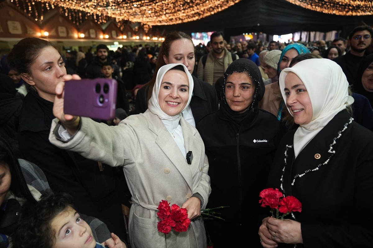 Aile ve Sosyal Hizmetler Bakanı Mahinur Özdemir Göktaş (sol 2), Başakşehir'de ramazan dolayısıyla...