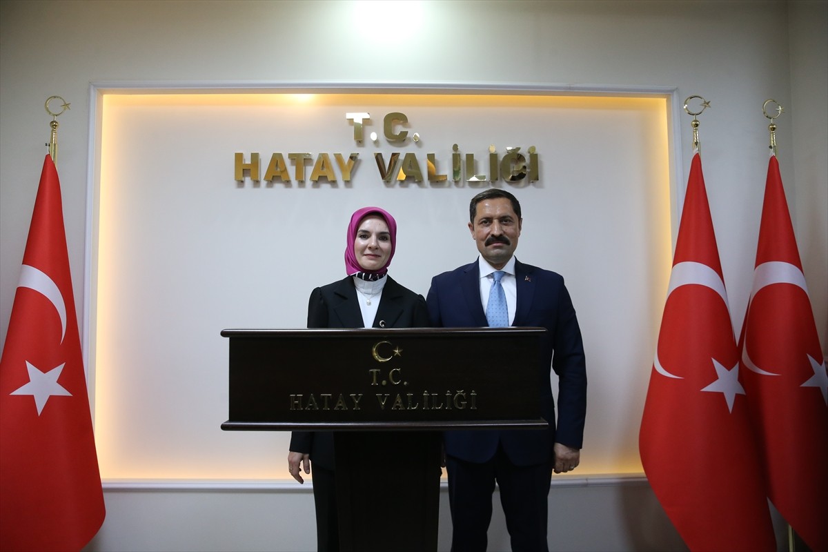 Aile ve Sosyal Hizmetler Bakanı Mahinur Özdemir Göktaş (solda), çeşitli programlara katılmak üzere...