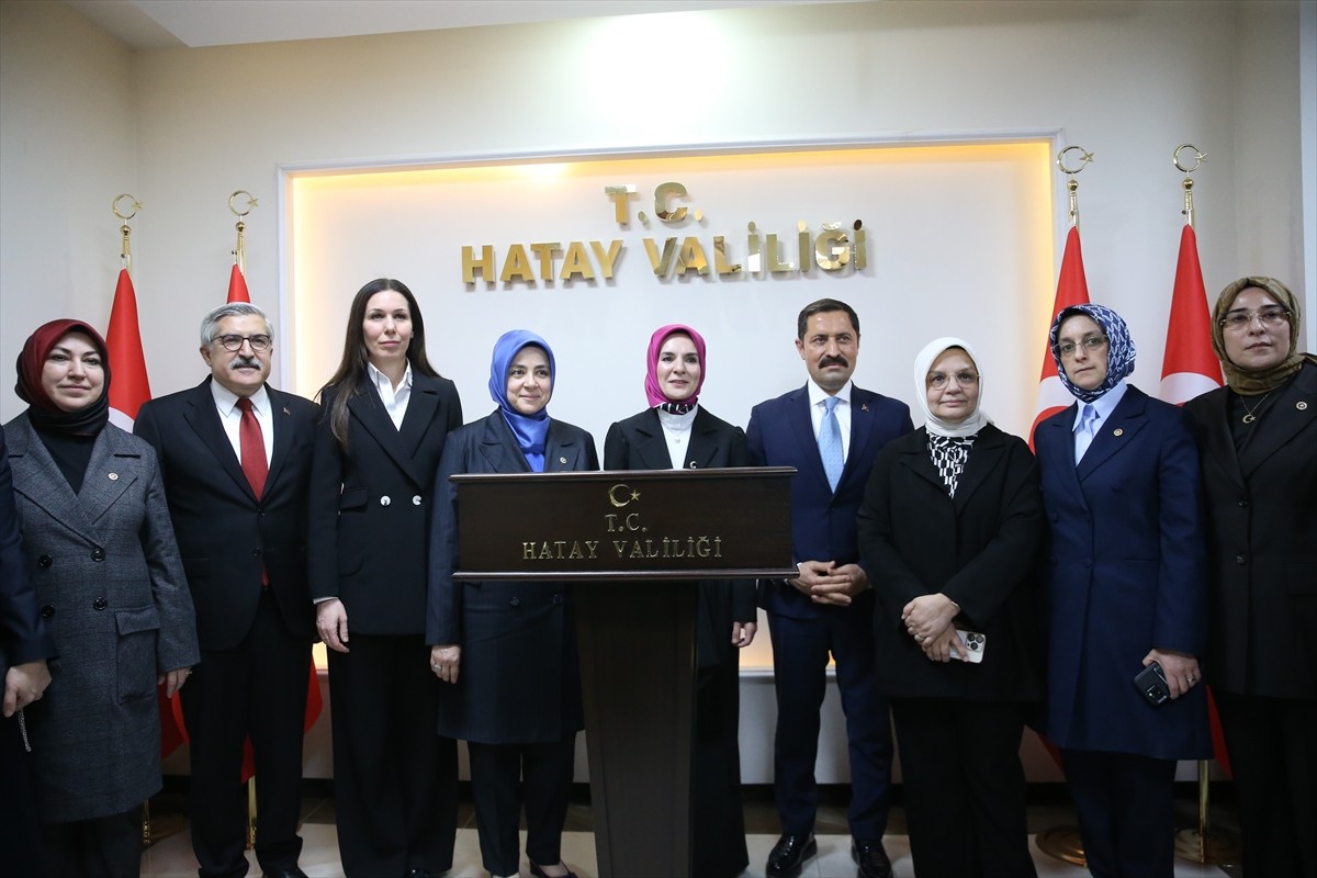 Aile ve Sosyal Hizmetler Bakanı Mahinur Özdemir Göktaş (solda), çeşitli programlara katılmak üzere...