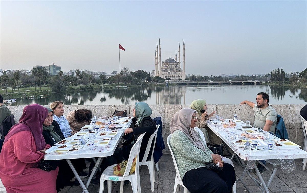 AK Parti Adana İl Başkanlığınca tarihi Taş Köprü üzerinde iftar programı düzenlendi.