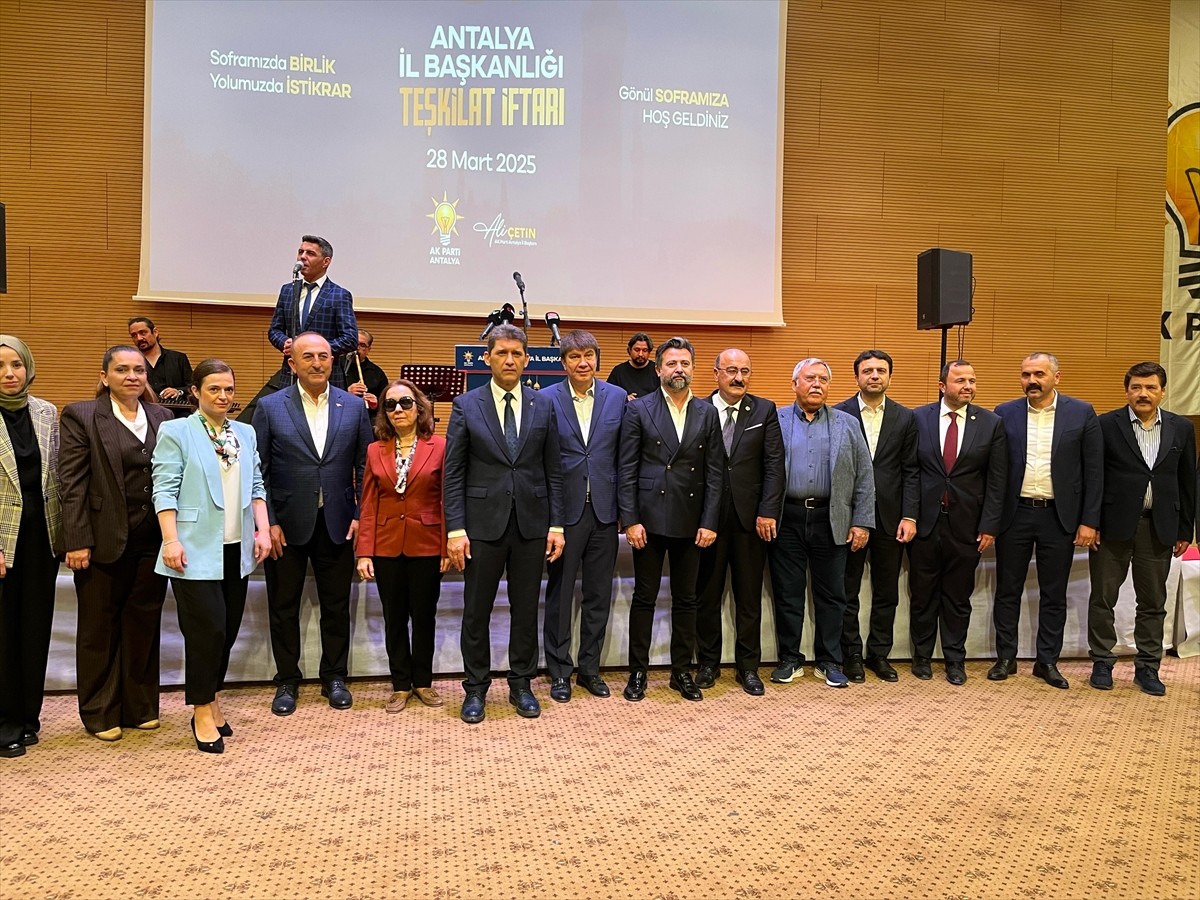 AK Parti Antalya İl Teşkilatı tarafından iftar programı düzenlendi. Mimar Sinan Kongre Merkezi'nde...